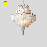 Lustre cascade à pampilles argentées avec finition chrome poli pour hall d'hôtel et entrée – Éclairage de luxe et de caractère