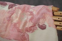 Tissu Jacquard Gaufré Abstrait à Grandes Motifs Floraux avec Fil Doré et Texture Peinture à l'Huile Teint en Fil pour Robe de Mariée
