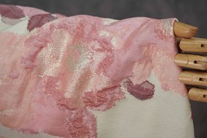 Tessuto Jacquard Goffrato con Motivi Floreali Astratti e Filo d'Oro, Effetto Pittura a Olio, per Abiti da Sposa - Product Image 4