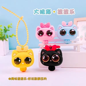 Porte-clés pendentif créatif en plastique, motif chat à grands yeux de dessin animé, avec fonction sonore, pour sacs et voitures, cadeau pour couple, vente en gros - Product Image 3
