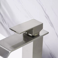 Robinet de lavabo de salle de bain à bec cascade et poignée unique