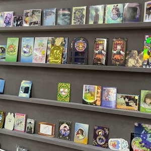 بطاقات لعب مطبوعة حسب الطلب من مجموعة فاخرة، بطاقات كرتونية وأنمي لنجوم الألعاب مع حقيبة فويل للمعجبين - Product Image 2