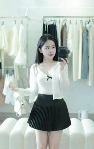 Ensemble décontracté deux pièces Vietnamien : Haut crème à col volanté et bordure noire, et mini-jupe ou mini-short à manches longues sans col - Product Image 5