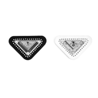 Étiquette de marque de vêtement en cuir microfibre personnalisée, logo abeille triangulaire en métal, décorée de rivets, en matériau composite