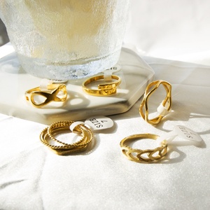 Anillo de Lujo Ligero, Impermeable e Hipoalergénico, Chapado en Oro de 18k sobre Acero Inoxidable, Resistente al Óxido, Unisex - Product Image 2