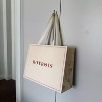 Tas Kado Kertas Putih Krim dengan Pegangan Pita Satin Putih, Logo Custom, Cetakan Bunga di Samping, Tas Belanja Vintage Boutique