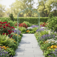Arche d'entrée extérieure coupe-vent de style victorien avec fleurs, pergola de jardin avec portail pour allée d'accès