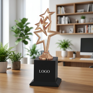 Trofeo en Forma de Estrella Chapado en Oro con Base de Madera Grabada con Láser para Actividades Promocionales - Product Image 1
