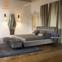 Lit Chesterfield moderne capitonné, lit plateforme en tissu velours rembourré avec accoudoirs à volutes pour chambre à coucher et hôtel