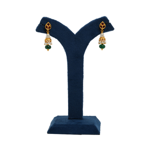 Elegantes pendientes colgantes dorados con racimo de perlas y detalles de cuentas verdes, diseño tradicional, joyería ligera para ocasiones festivas - Product Image 3