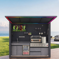 Îlot de cuisine de patio abrié en acier inoxydable 304 avec grill, réfrigérateur, protection contre la pluie et le vent, intérieur spacieux et bande lumineuse LED