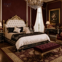 Elysee Crest Bogenförmiges, getuftetes, vergoldetes Bett |   Luxuriöses französisches klassisches Polsterbett in Kingsize - EKAR FURNITURE