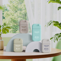 Flacon pulvérisateur en forme de carte à dégradé de couleurs, design esthétique tendance 2026 pour le marketing sur les réseaux sociaux, accessoires de beauté Instagrammables