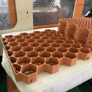Système de grille en plastique durable pour le contrôle de l'érosion du sol et la gestion des pentes - Product Image 2