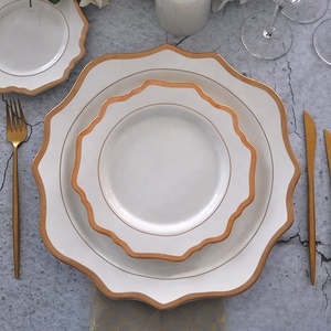 All'ingrosso Bianco <span class=keywords><strong>e</strong></span> <span class=keywords><strong>Oro</strong></span> Cerchio Osso Caricatore <span class=keywords><strong>Piatti</strong></span> in porcellana a forma di Fiore Piatto per la cena <span class=keywords><strong>Set</strong></span> per il Matrimonio - Product Image 4