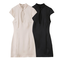 Robe mini moulante chic et décontractée pour femme, nouvelle collection été 2026, style rétro, sans manches, avec col montant.