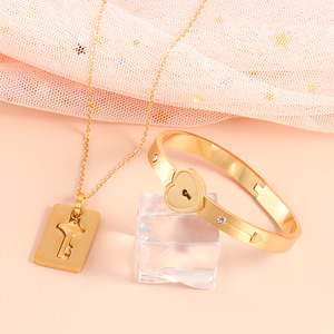 Delicado Juego de Joyas para Pareja con Candado de Corazón de Acero Inoxidable Chapado en Oro y Circonita para el Día de San Valentín - Product Image 2