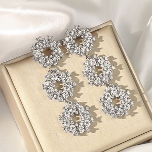 Boucles d'oreilles tendance en alliage de zinc plaqué argent avec cristaux de strass en forme de papillon de haute qualité européenne et américaine - Product Image 4