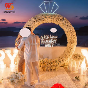 Arco de Flores de Rosas Blancas Lisas con Forma de Anillo y Diamantes Iluminados para Decoración de Fondo en Propuesta de Matrimonio - Product Image 2