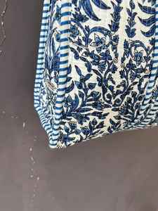 Bolso de Mano Acolchado de Algodón con Estampado de Bloques, Sostenible, para Compras, Trabajo, Viajes, Salidas Informales - Product Image 3