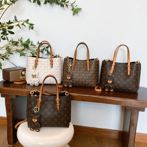 Bolso de mano de cuero PU con estampado de letras geométricas para mujer - Product Image 2