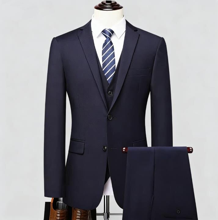 Ensemble veste, gilet et pantalon bleu marine à deux boutons.