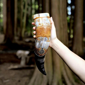 Mug en corne de Viking poli, fait main, écologique, durable, design dragon, cadeau d'affaires, pour les amateurs de bière, de vin, de hydromel et de bière artisanale - Product Image 1
