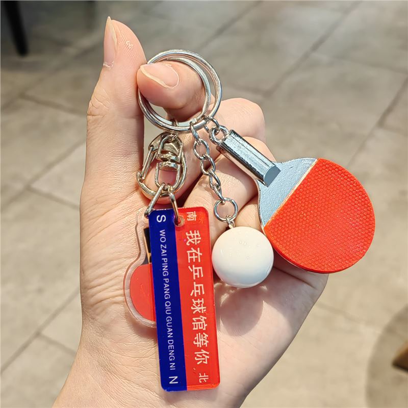 Te esperaré en la sala de tenis de mesa.tenis de mesa grande
