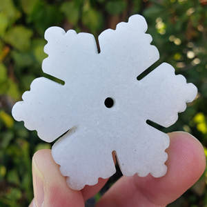 Venta al por Mayor de Esculturas de Copos de Nieve de Jade Blanco Hechas a Mano de Alta Calidad Crystalhola, Decoración para el Hogar, Estilo Bohemio, Talladas, 4.9cm, Tendencia de Moda - Product Image 3
