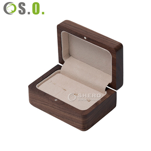 Caja de Anillos de Compromiso Pequeña Cuadrada Hecha a Mano de Madera de Nogal para Boda - Product Image 4