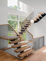 Escaliers droits au design équilibré, conçus pour les aménagements modernes