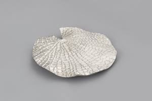 Plateau décoratif en métal argenté et doré fait à la main nouveauté plateau de service au design de feuille d'or pour la vaisselle de salle de bain à la maison - Product Image 4