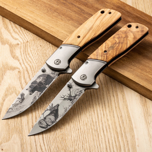 มีดพับพกพา EDC ด้ามไม้ ทนทาน ลายสลักสัตว์ ทำจากสแตนเลส สำหรับตั้งแคมป์ ล่าสัตว์ พร้อมคลิปหนีบเข็มขัด - Product Image 4