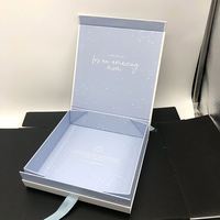 Boîtes à vêtements pour enfants pliables blanches et bleues avec logo personnalisé, coffret cadeau magnétique pour nouveau-né, emballage de vêtements pour enfants en gros