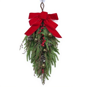 Guirlande de Noël italienne avec des cônes de pin et des clochettes pour la décoration de la maison pendant les fêtes - Product Image 3