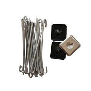 Clip de Aluminio <span class=keywords><strong>con</strong></span> Acabado Negro y Perno en J para Instalar <span class=keywords><strong>Bloqueador</strong></span> de Aves en Paneles Solares - Product Image 1