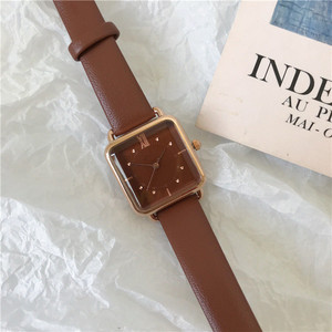 Petite montre à quartz carrée décontractée avec un bracelet fin et une touche de luxe discret - Product Image 2