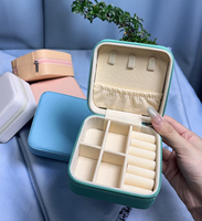 Échantillon Gratuit - Étui de Rangement Portable en Cuir PU de Luxe avec Logo Personnalisé, Boîte d'Organisation Simple Carrée pour Bijoux de Voyage, Emballage pour Bagues