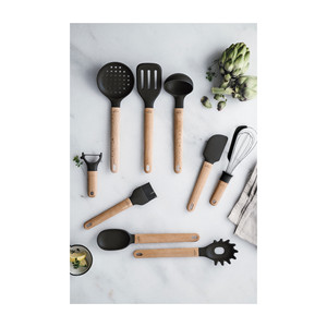 Cucchiaio liscio con manico in legno per uso in cucina - Product Image 1