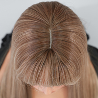 Peluca de Cabello Sintético con Flequillo de 28 Pulgadas, Color Rubio Ceniza con Raíces y Cola Marrones, Tinte Natural, Peluca en Capas con Reflejos