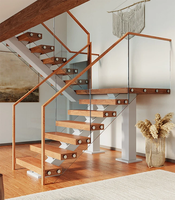 Trouvez des escaliers similaires à l'Icon Straight Mono Stringer avec rampe personnalisée, marches en hêtre européen, configurations en forme de L/U