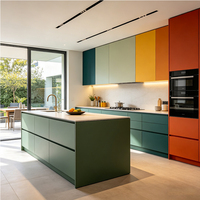 Meubles de cuisine modulaires sur mesure à finition ultra brillante avec îlots, design moderne, comptoirs en stratifié et résine, construction en bois