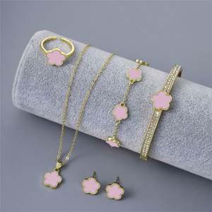 Parures de colliers de créateur tendance en acier inoxydable étanche plaqué or 14k 18k de luxe pour femmes, vente en gros - Product Image 5