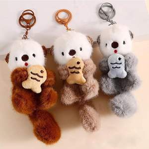 Nouveau Porte-clés en peluche de coton motif Loutre marine de dessin animé, petit pendentif avec poisson, figurine de loutre marine, pendentif décoratif pour sac à dos, vente en gros - Product Image 2