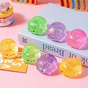 Lindo Juguete Blandito de Gato Mini con Polvo Dorado, Textura de Maltosa, de Levantamiento Lento, Portátil, para Aliviar el Estrés - Product Image 1