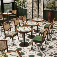 Комплект обеденных стульев в стиле Mid-Century Modern с плетеными спинками и квадратным керамическим столом с деревянной окантовкой для кафе, ботанического бистро, ресторана