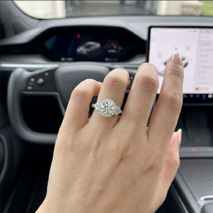 Bague de fiançailles pour femme en or blanc massif 18 carats, design de créateur, avec halo rond, pavé de diamants en grappe triangulaire et bande pavée, pour soirée - Product Image 3