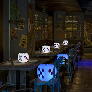 เก้าอี้บาร์พลาสติกทันสมัยพร้อมไฟ LED สำหรับห้องนอน โรงแรม บ้าน ร้านอาหาร พร้อมคุณสมบัติเรืองแสงแบบอินเทอร์แอคทีฟและเก้าอี้บาร์ - Product Image 3