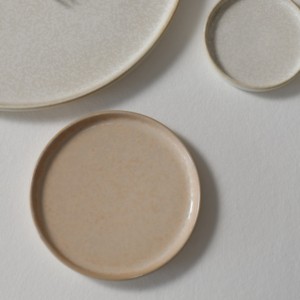 Plato Redondo Ovalado de Cerámica con Acabado Mate y Diseño de Puntos Rosados, Vajilla de Gres para Restaurantes de Alta Cocina y Hoteles de Lujo - Product Image 5