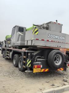 Grue montée sur camion Zoomlion ZTC500H-2 d'occasion 50T, norme d'émission nationale VI, machine de levage haute efficacité - Product Image 2